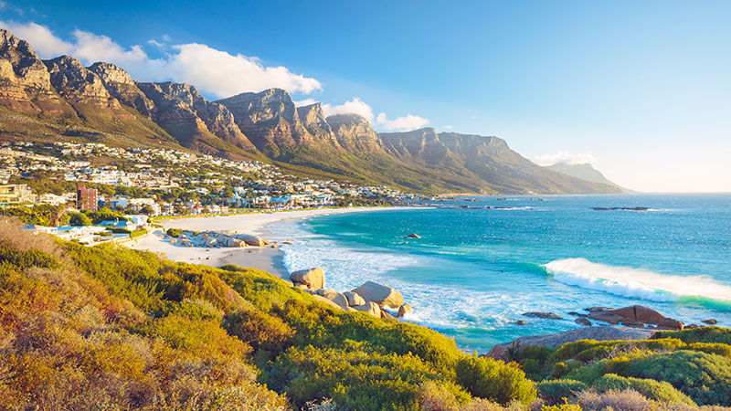 Stranden i Camps Bay og de tolv Apostlene fjell i bakgrunnen