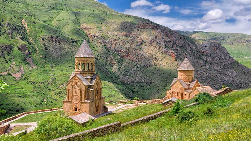 Klosteret Noravank i en klft med vakre grnnefjellsider