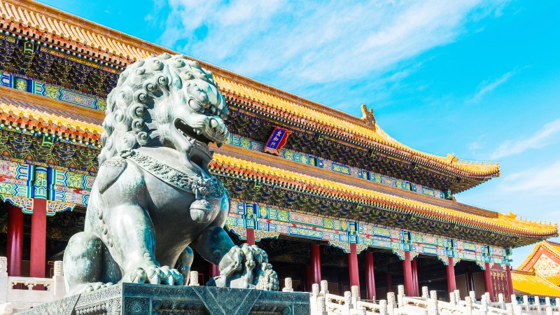 tempel med lvestatue foran