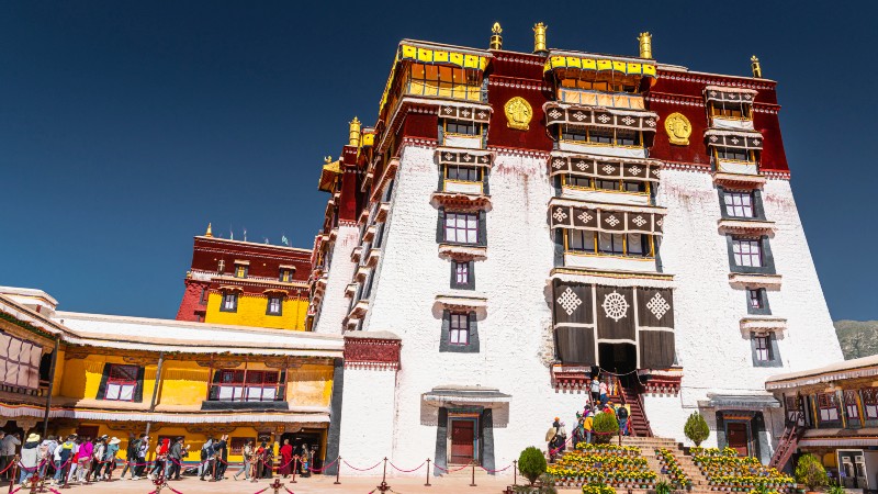 bygning, mennesker og farger