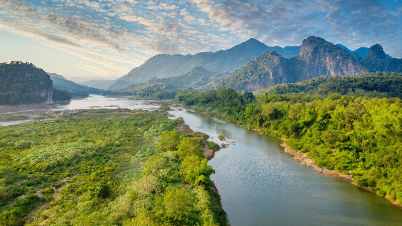 landskap p� �vre mekong elv, gr�ng og frodig med fjell i bakgrunn