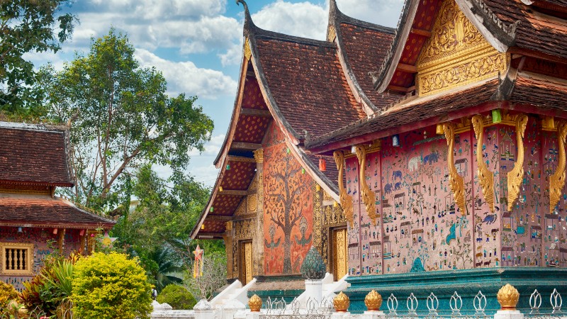 tempel med fargerik utsmykning 