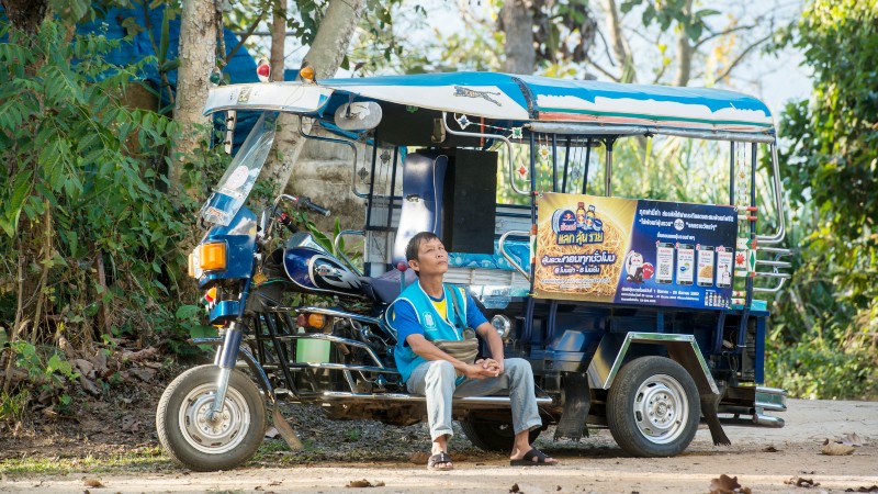 ne man som hviler ved sin taxi drosje