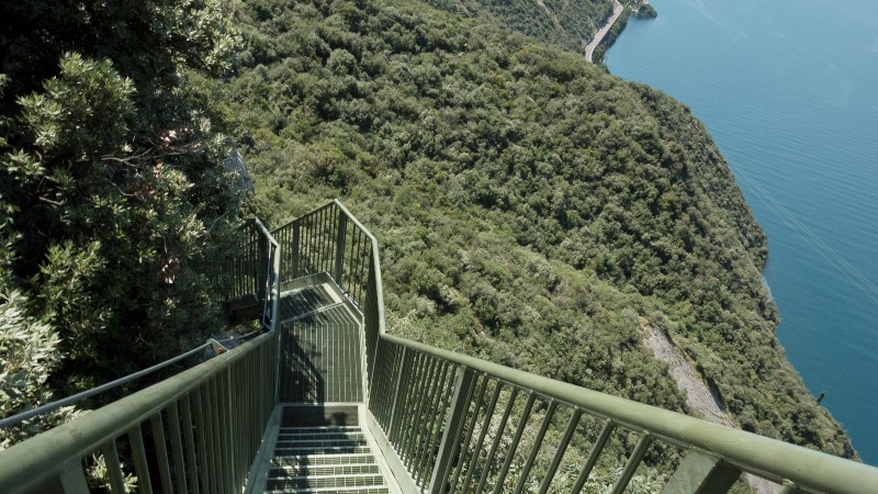 Panoramastien ovenfor Torbole trapper og gelender ved Gardasjøen