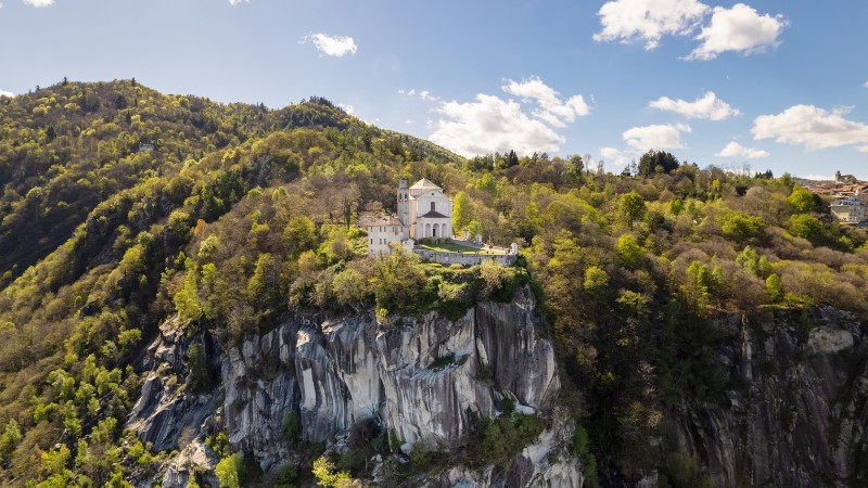 fjell med kirke p toppen 