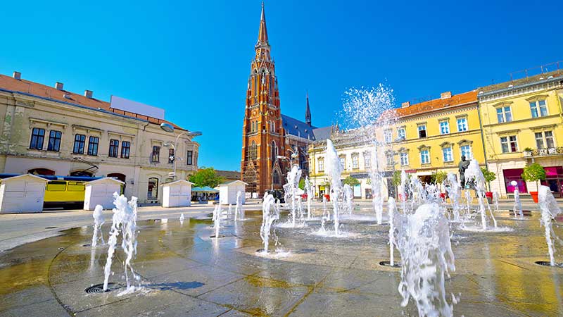 Fontene og katedral i Osijek, Kroatia