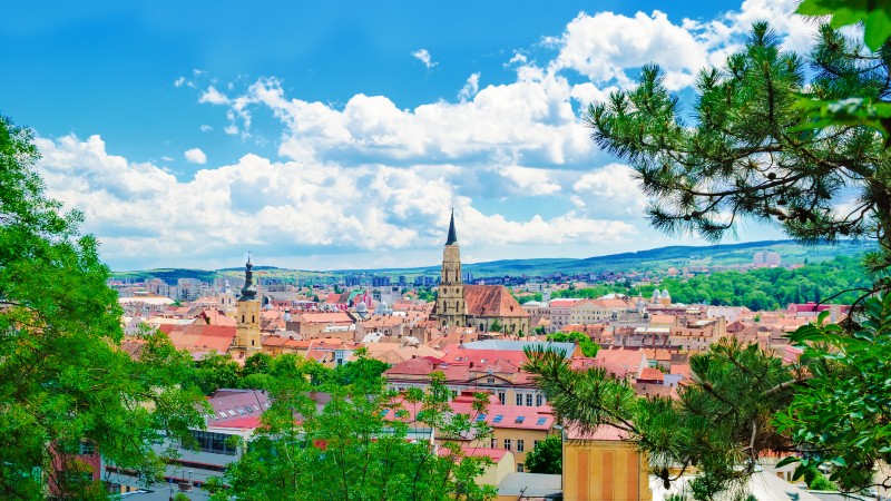Utsikt over byen Cluj, med St. Michaels Kirke i midten