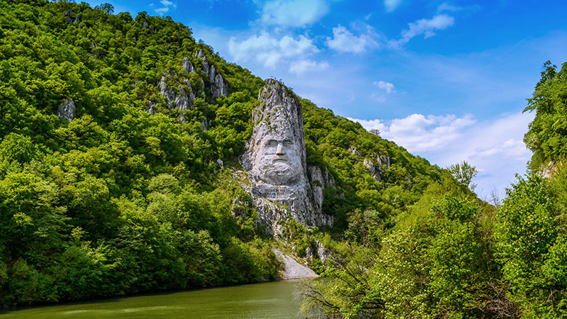 Et kongeansikt hugget inn i sten ved jernporten p Donau.