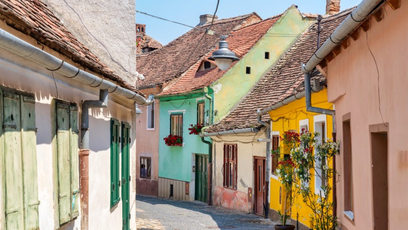 Gamle pastellfargede hus i Sibiu