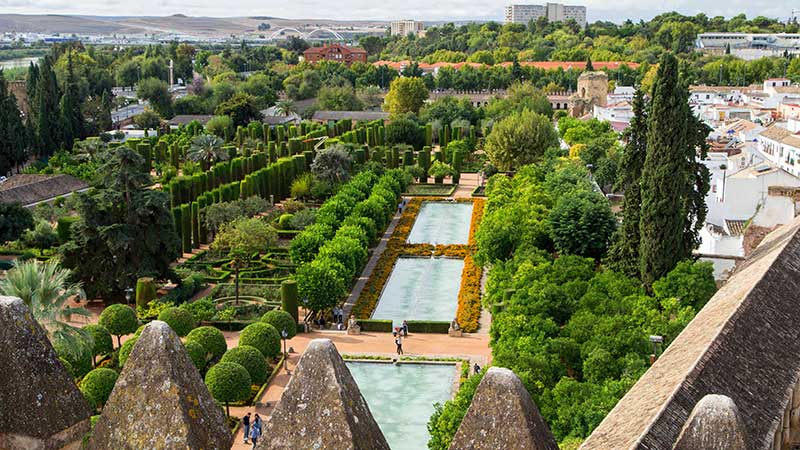 Utsikt ovenfra av en fin og grønn park i Cordoba