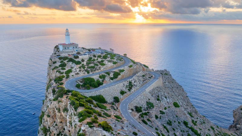 Cap Formentor Den fine svingete veien til fyrhuset ytterst på klippen i Cap Formentor