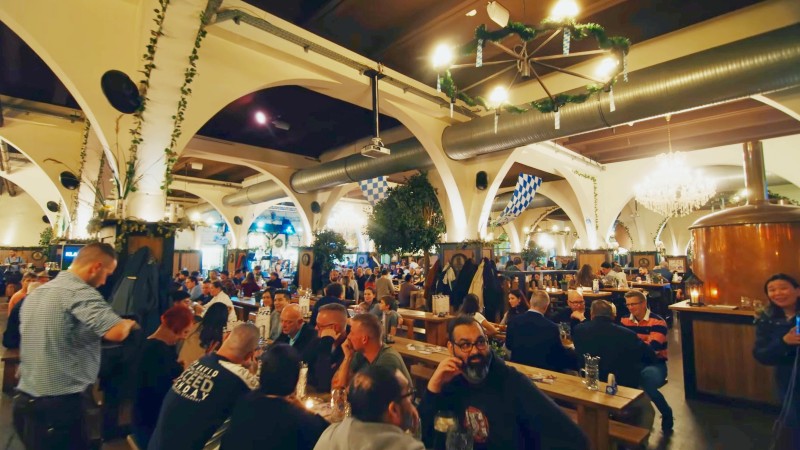 Mange mennesker p restaurant i Berlin