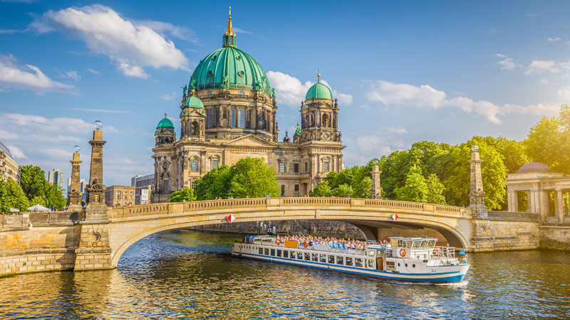Kanalbt under bro p elven Spree ved Reichstag