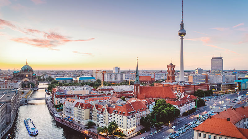 Bilde fra luften over Berlin og elven som renner igjennom byen. 