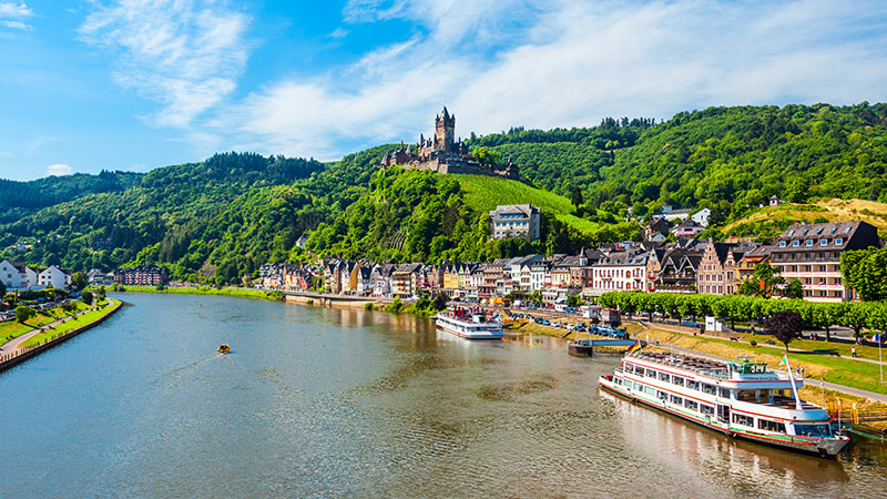 Utsikt fra Mosel inn mot Cochem. En borg p toppen av en s. 