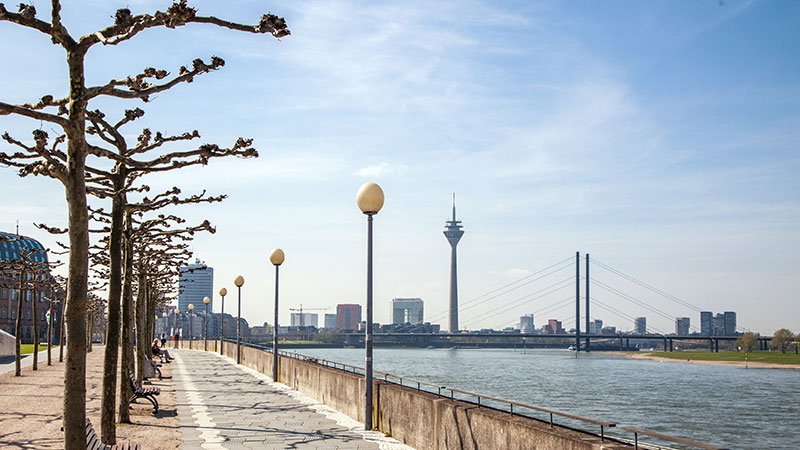 En promenade langs Rhinen i Düsseldorf. I bakgrunnen ses det berømte tårnet.