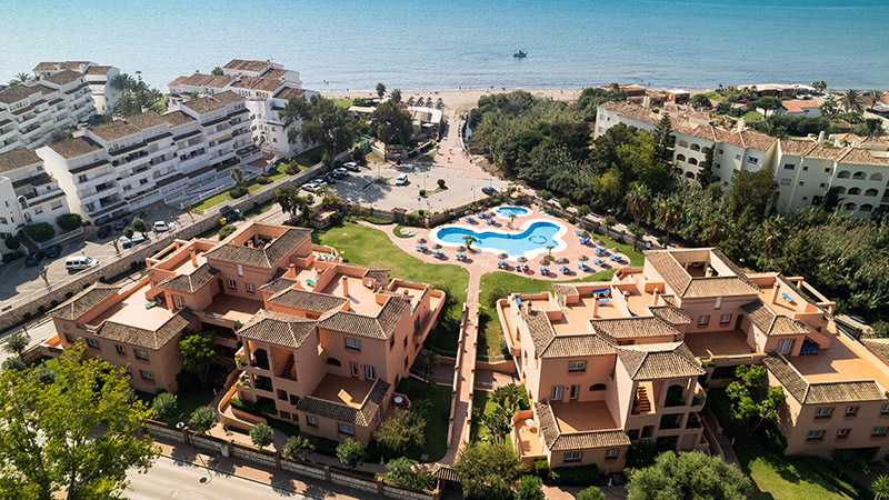 Marbella Beach resort sett fra luften ut mot havet