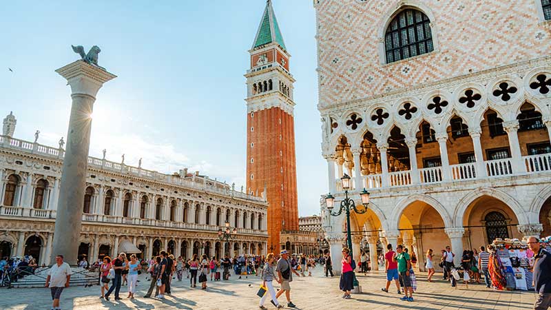Markusplassen og klokketårmet Campanile i Venezia