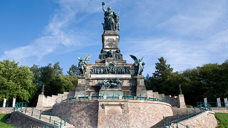 En stor statue med trapper rundt i Rüdesheim.