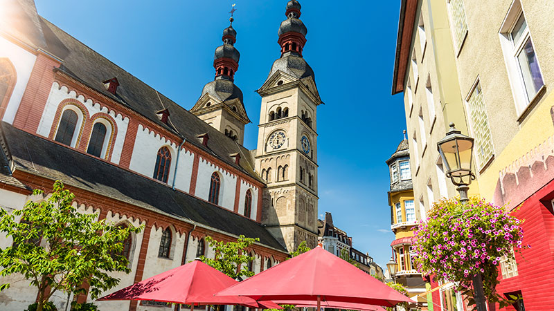 Kirke og gamle bygninger på en solskinnsdag i Koblenz.