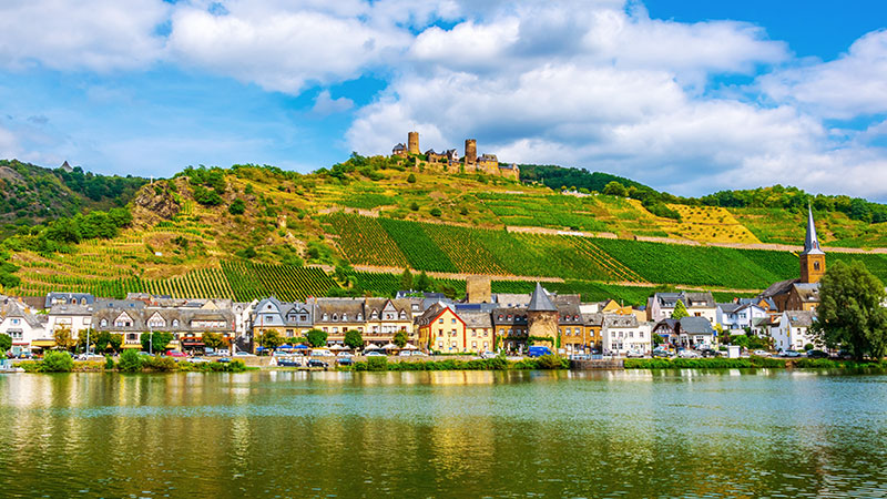 Stor borg oppe på en ås i Alken med Rhinen i forgrunnen.