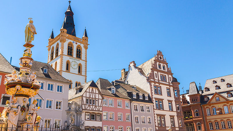 Bygninger med spesiell arkitektur gamlebyen i Trier.