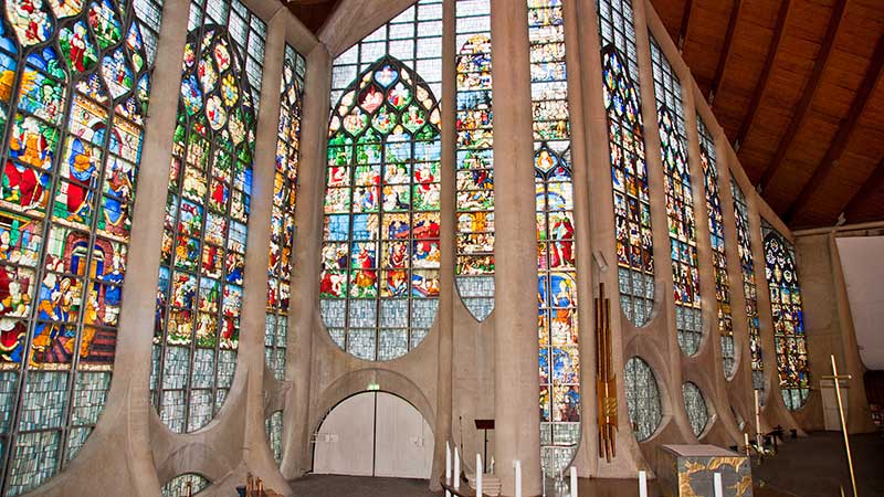 Glassmalerier i Sainte-Jeanne-d'Arc de Rouen-kirken