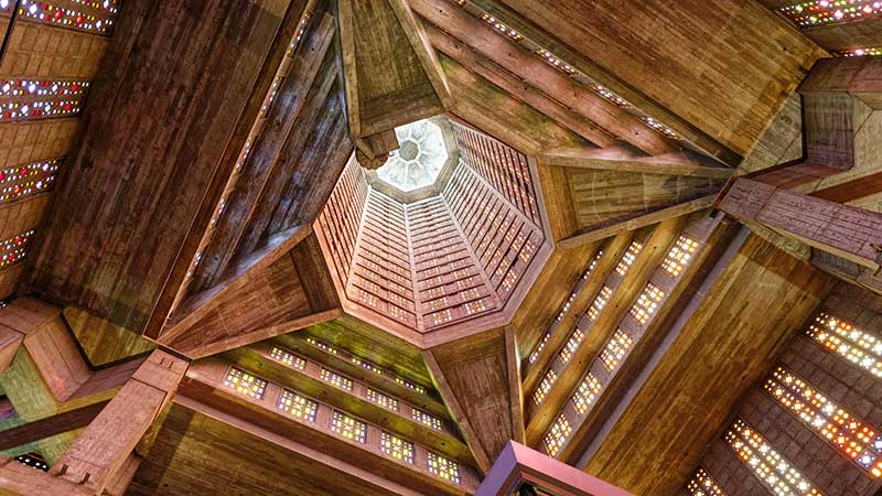 Det vakre interiøret i Saint-Joseph-kirken, Le Havre