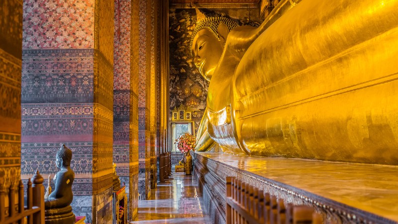 en liggende buddha figur i gull