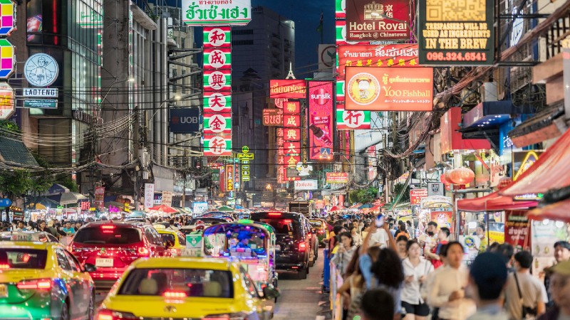 Biler, folkehav og blinkende lys og butikker