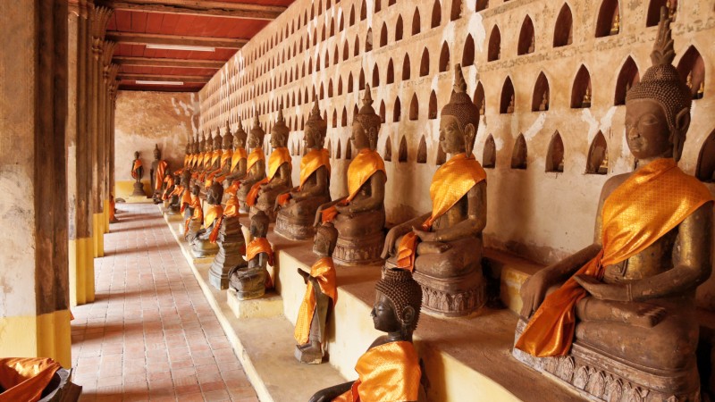 buddha figuerer p� rekke og rad