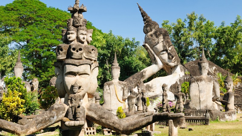 skulpturer i en park