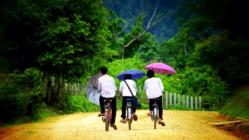 ungdom som sykler p� landsbygda