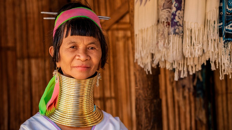 En dame med mange halsringer rundt halsen som gj�r at det ser ut som om hun har en veldig lang nakke