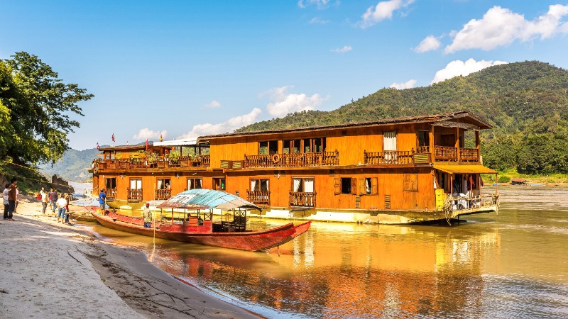 b�ter, vann og �ser i bakgrunn