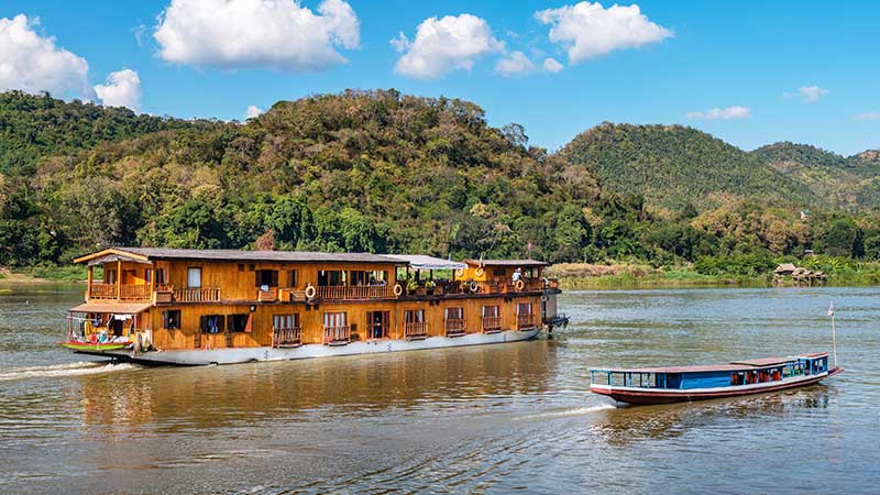 b�ter, vann og �ser i bakgrunn