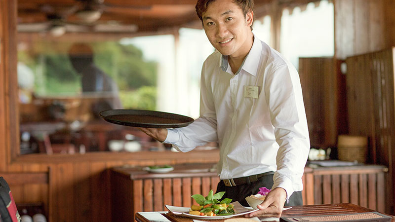 Ansatt om bord som serverer mat 