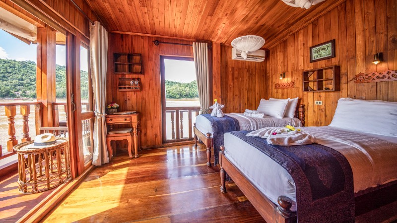 senger og nydelig utsikt fra balkongen utover Mekong elven