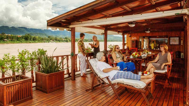 Mange mennesker som koser seg om bord 