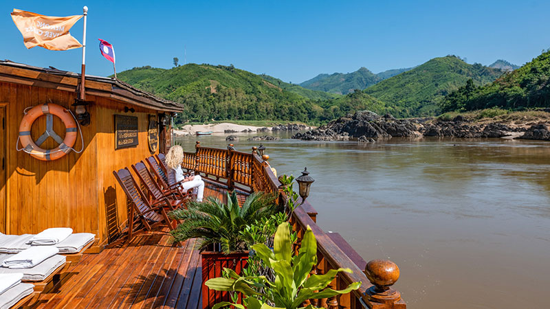 En dame som koser seg om bord 