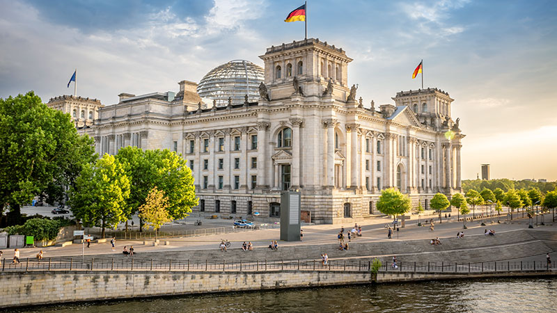 Parlamentet i Berlin med utkikk fra elven
