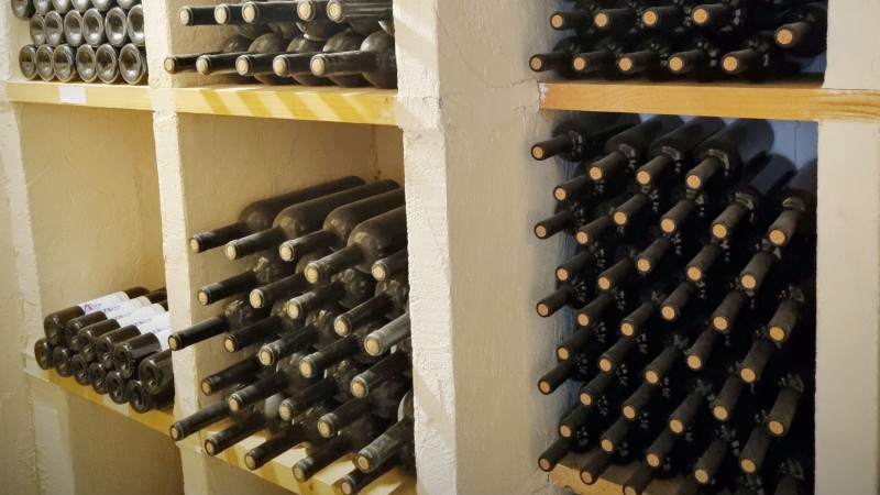 Mylonas  Gamle vinflasker ligger lagret