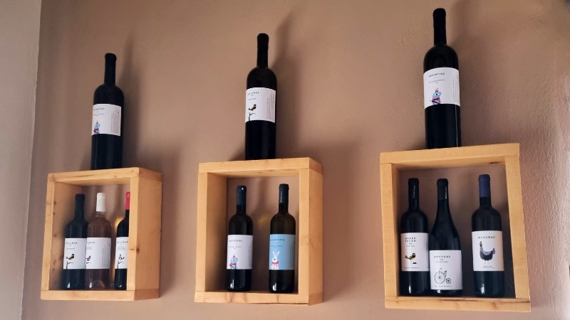 Mylonas  Vinflasker på utstilling