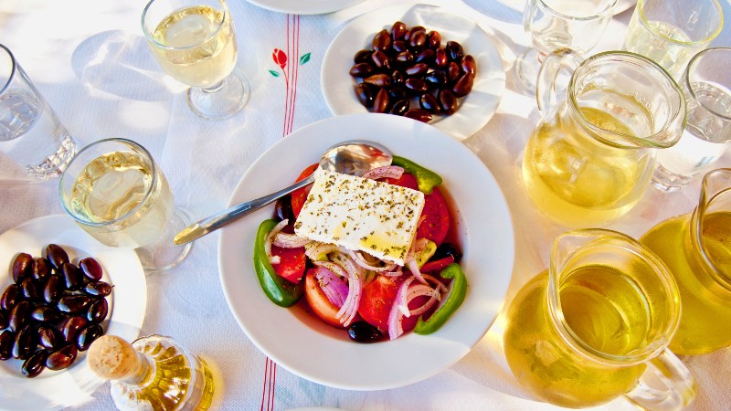 Gresk salat og vin