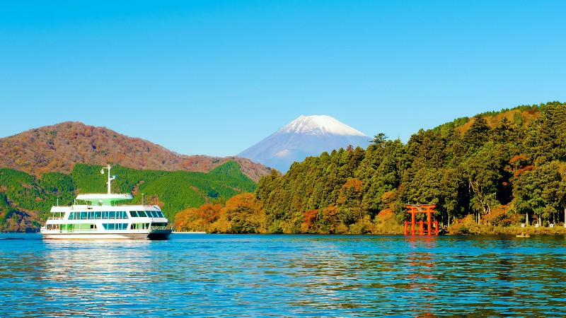Bt p Ashi-sjen med Mt fuji i bakgrunnen