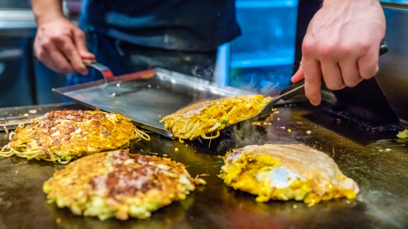 Okonomiyaki stekes p en varmeplate