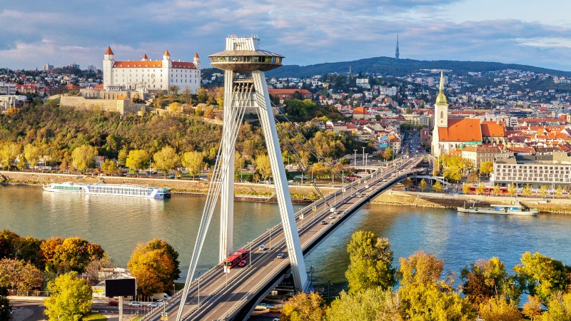 Bro over elven Donau i Bratislava
