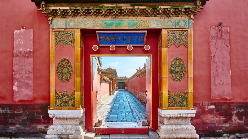 dekorasjoner i tak og vekk i palasset