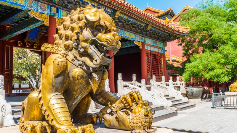 dekorasjoner i tak og vekk i palasset