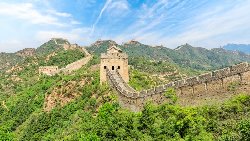 gr�nne �ser, og en lang mur i terrenget